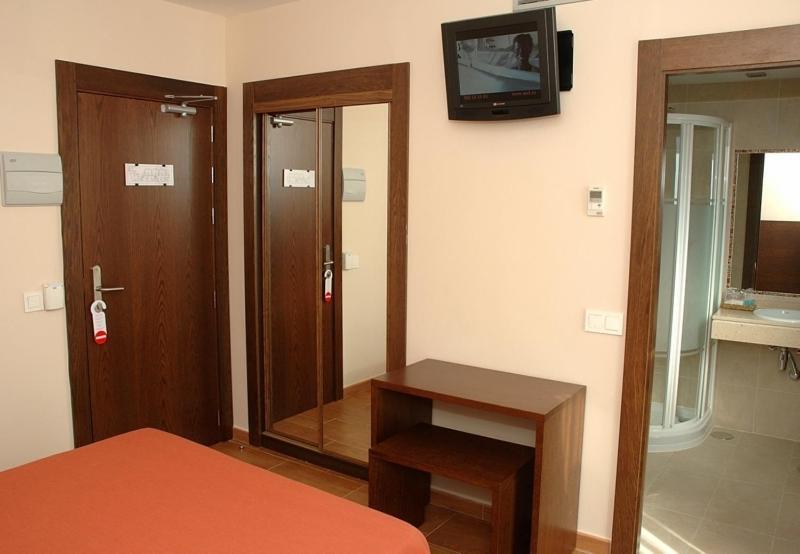 Hostal Los Coronales Madrid Room photo